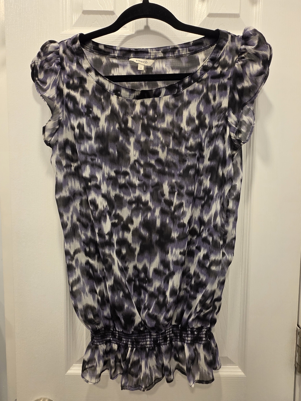 RW&CO. White, Purple & Black Printed Ruffled-Sleeve Blouse